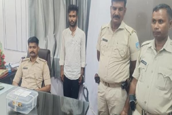 कोर्रा के लॉज में हथियार के साथ युवक गिरफ्तार