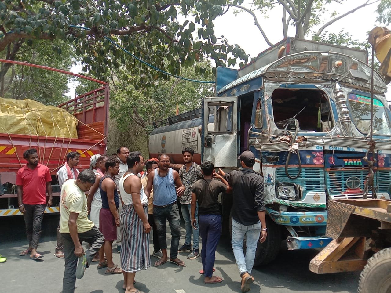 ओरमांझी -सिकीदिरी पथ पर कोको कोको लदा ट्रक और टैंकर में आमने सामने की हुई जोरदार टक्कर