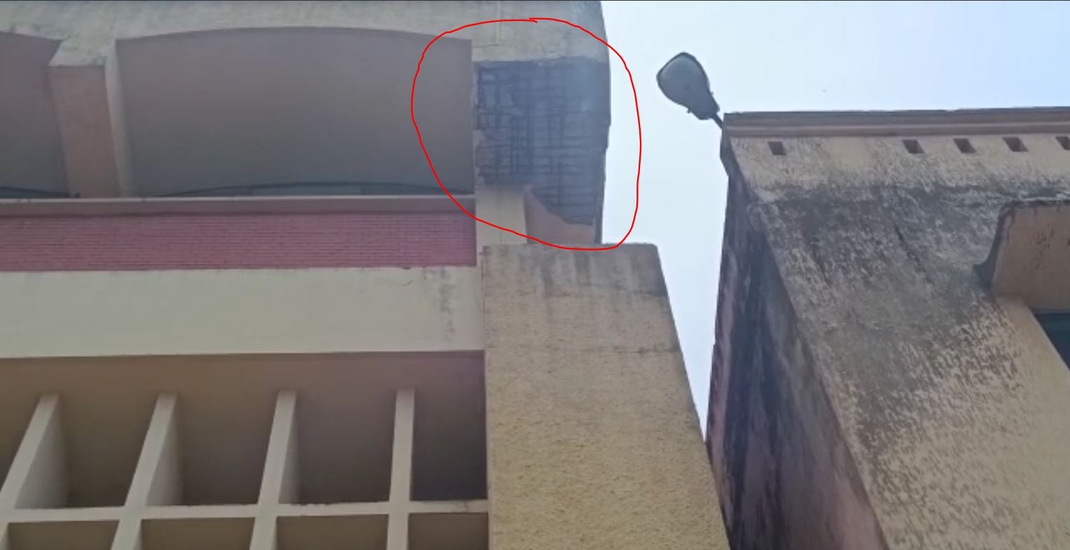 रांची कॉलेज में स्थित सेंट्रल लाइब्रेरी के छत का छज्जा गिरने से मंतोष बेदिया नामक छात्र की मौत हो गई