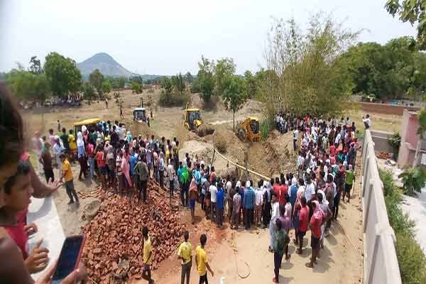 निर्माणाधीन सिंचाई कूप धंसा, मलबे के नीचे दो मजदूर दबे