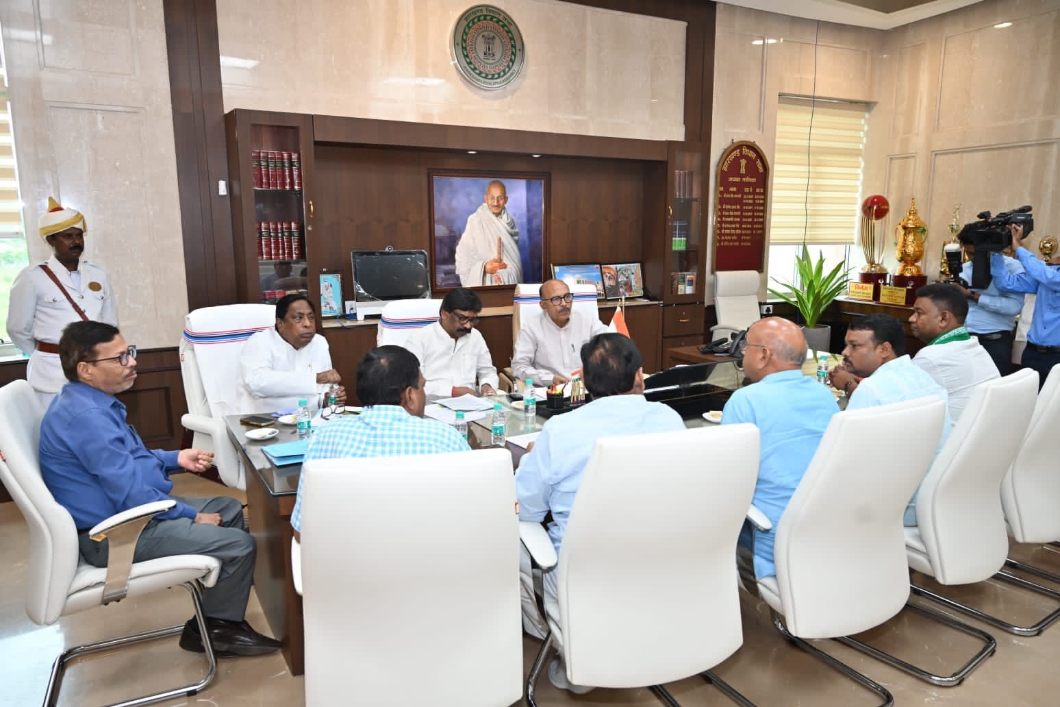 स्पीकर की अध्यक्षता में हुई सर्वदलीय बैठक