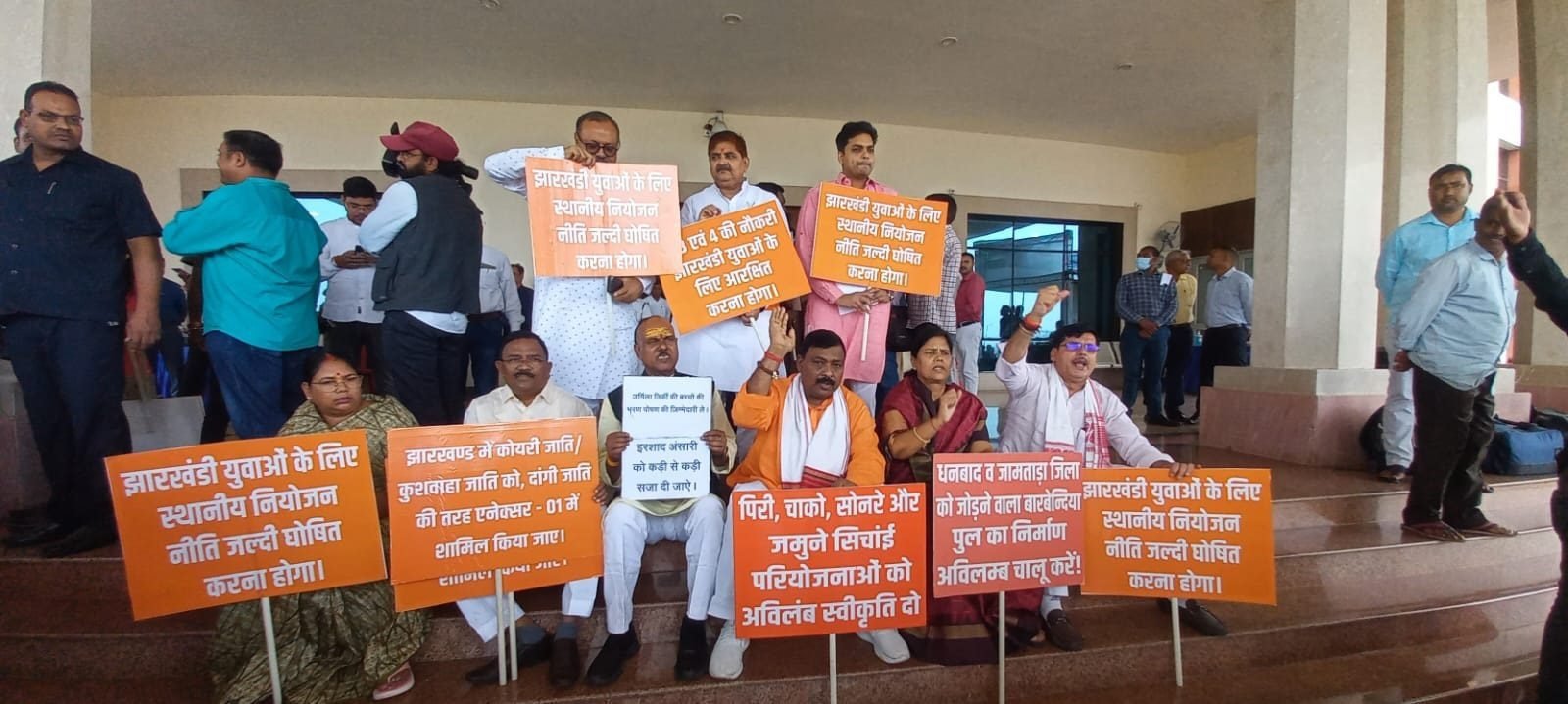 विधानसभा परिसर में भाजपा विधायकों ने सरकार के खिलाफ किया प्रदर्शन