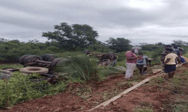 अनियंत्रित होकर ट्रक पलटा, बाल-बाल बचा ड्राइवर