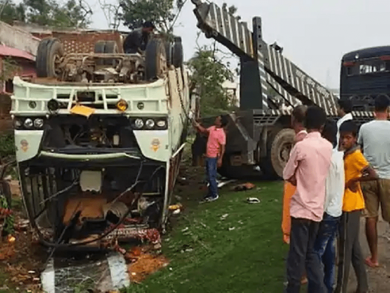 पूजा कराने रजरप्पा मंदिर जा रही बस चौपारण में दुर्घटनाग्रस्त, 1 की मौत 12 घायल