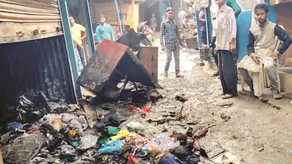 साकची बाजार में देर रात आग लगने से छह दुकानें जलकर खाक