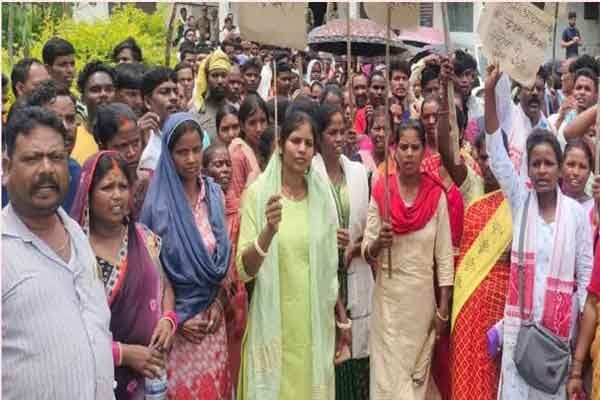 छात्राओं से छेड़खानी को लेकर लोगों ने किया पिठोरिया थाना का घेराव