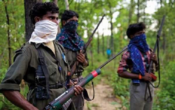 नक्सलियों ने एक व्यक्ति की हत्या कर शव को फांसी पर लटकाया