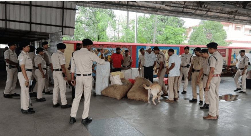 आरपीएफ ने रेलवे स्टेशनों पर चलाया सघन चेकिंग अभियान