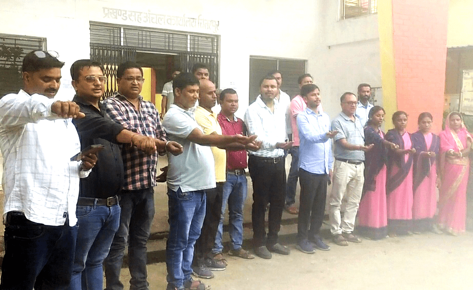 चितरपुर में मेरी मिट्टी मेरा देश कार्यक्रम में पंच प्रण की शपथ