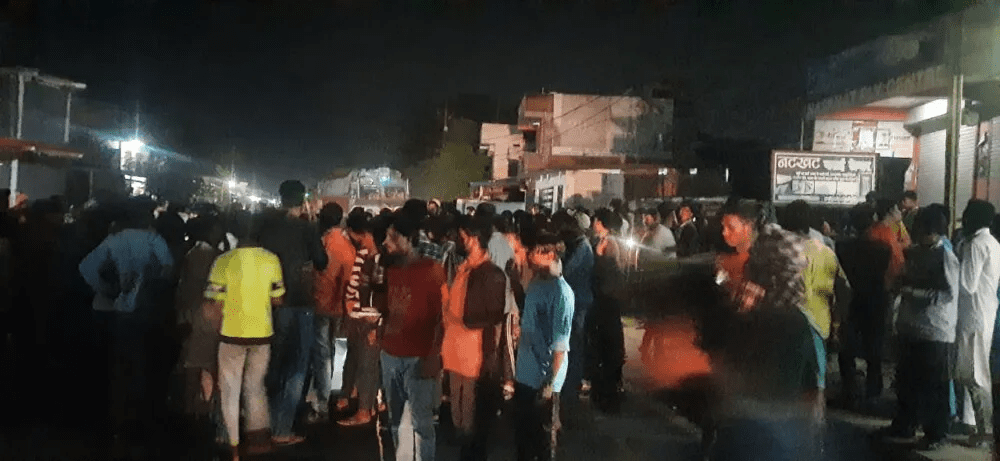 चितरपुर में ट्रेलर की चपेट में आने से बाइक सवार युवक की मौत