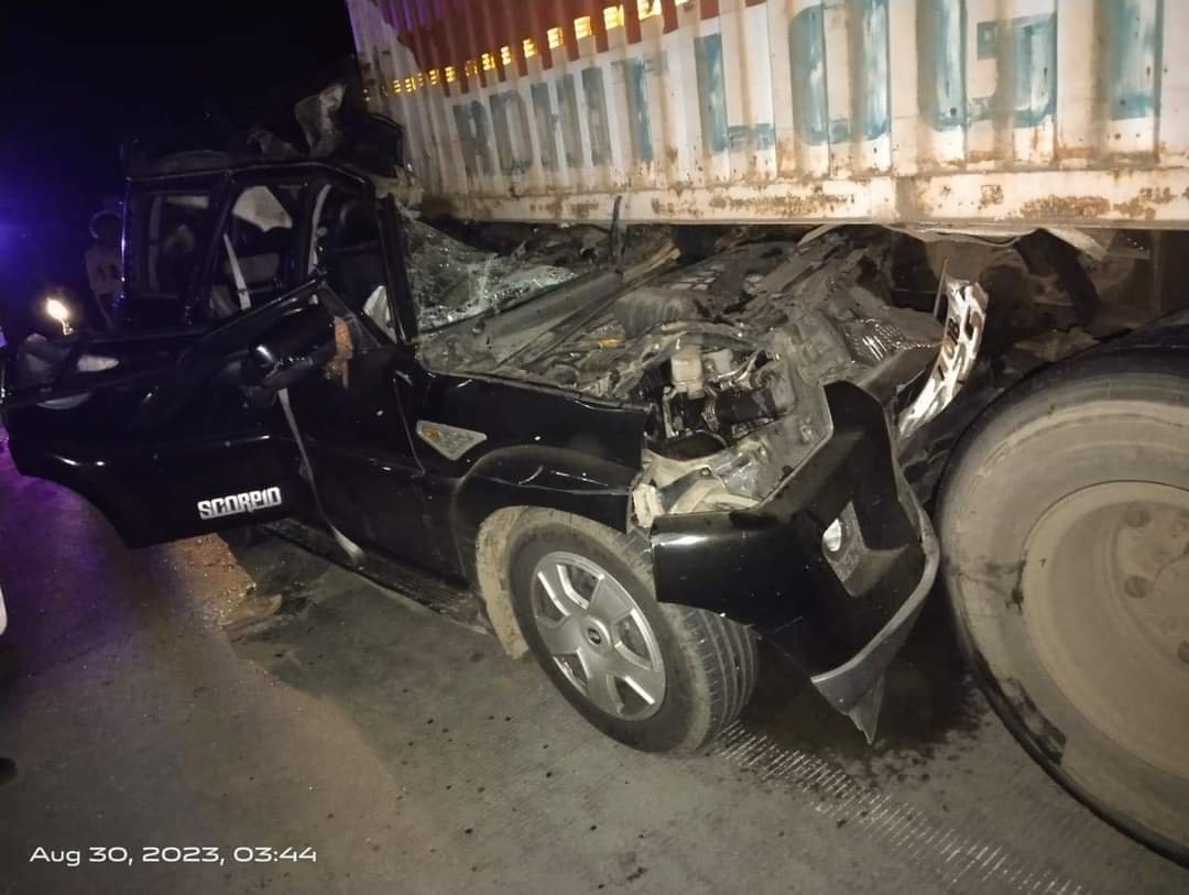 हाईवे पर कंटेनर में जा घुसी स्कॉर्पियो, एक ही परिवार के सात लोगों की मौत