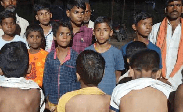 छात्रों को कतार में खड़ा कर प्रधानाध्यापक ने की बेरहमी से पिटाई