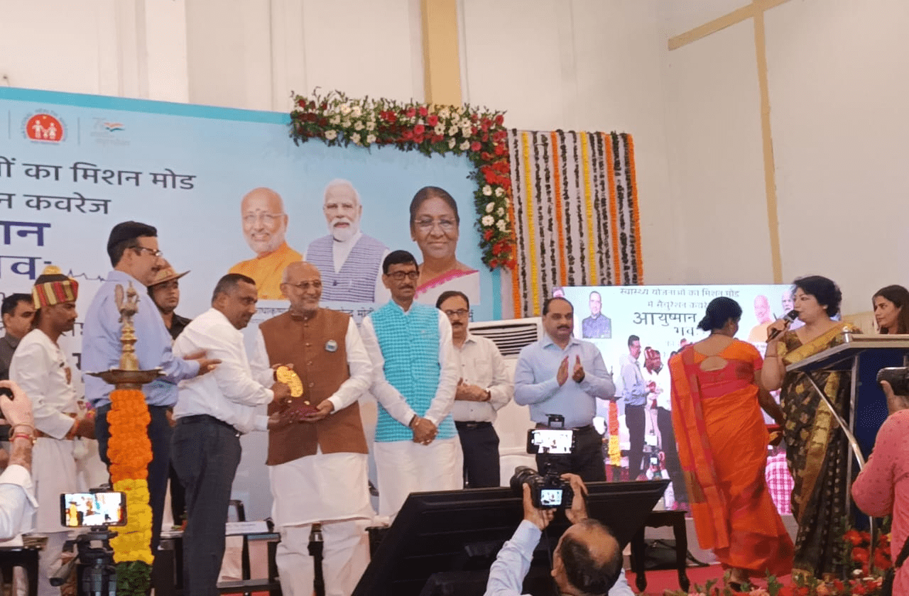 राष्ट्रपति द्रौपदी मुर्मू के हाथों आँनलाइन आरंभ हुआ आयुष्मान भव: योजना