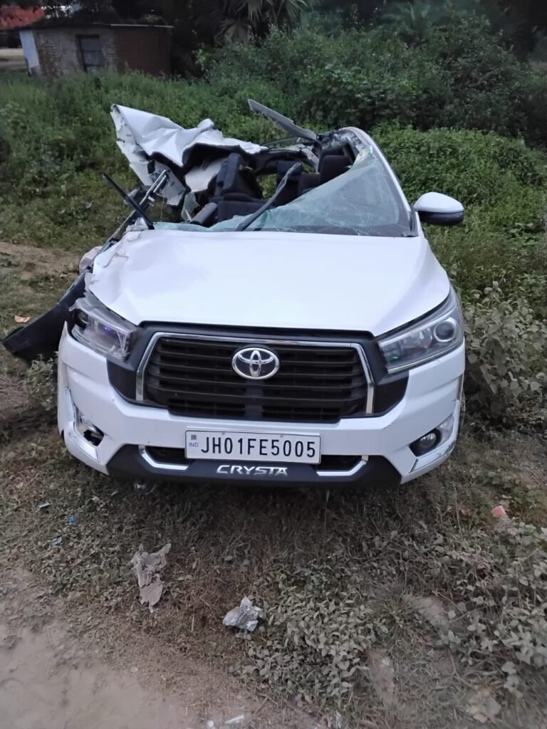 बीडी प्रसाद की इनोवा गाड़ी में ट्रक ने मारी जोरदार टक्कर
