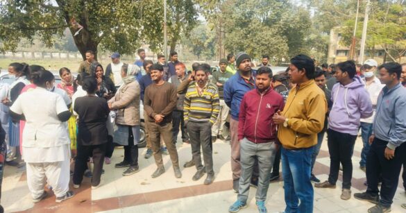 Ranchi: वेतन न मिलने पर RIMS डायरेक्टर ऑफिस के बाहर विरोध प्रदर्शन