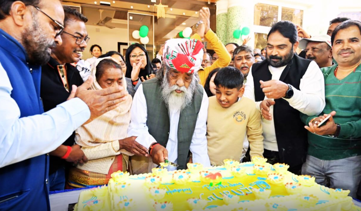 शिबू सोरेन ने जन्मदिन पर हेमंत-कल्पना के साथ काटा केक