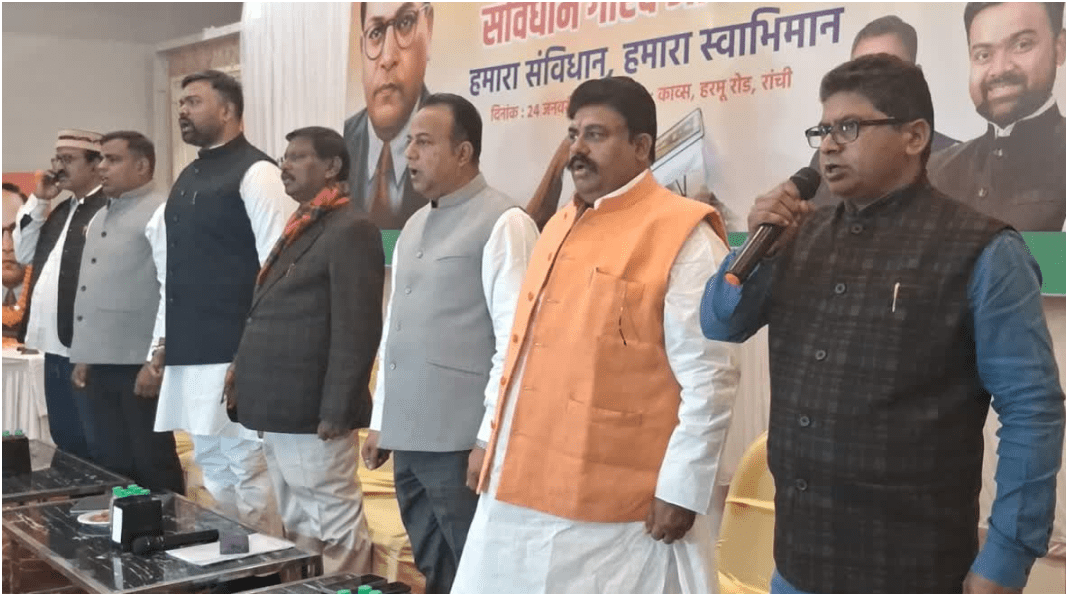 संविधान लेकर घूमने वाले जनता में फैला रहे हैं भ्रमः अर्जुन मुंडा