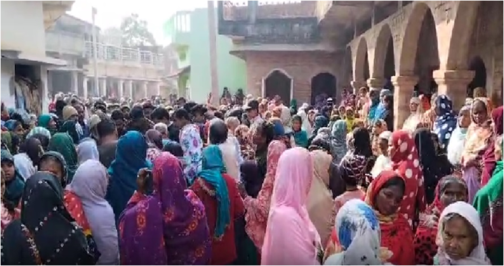 घर के बाहर खेलने गई 4 साल की बच्ची का खेत में शव मिलने से सनसनी