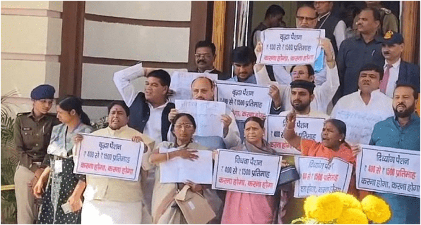 BUDGET पेश होने से पहले विपक्षी दलों का जोरदार प्रदर्शन