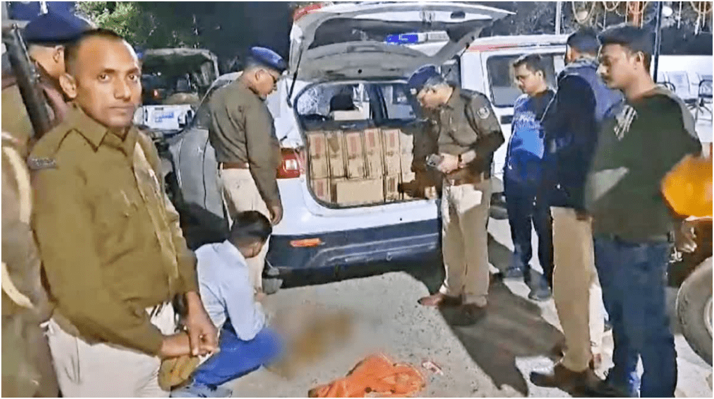 शराब तस्करी में जब्त कार से बरामद शराब की बोतलें