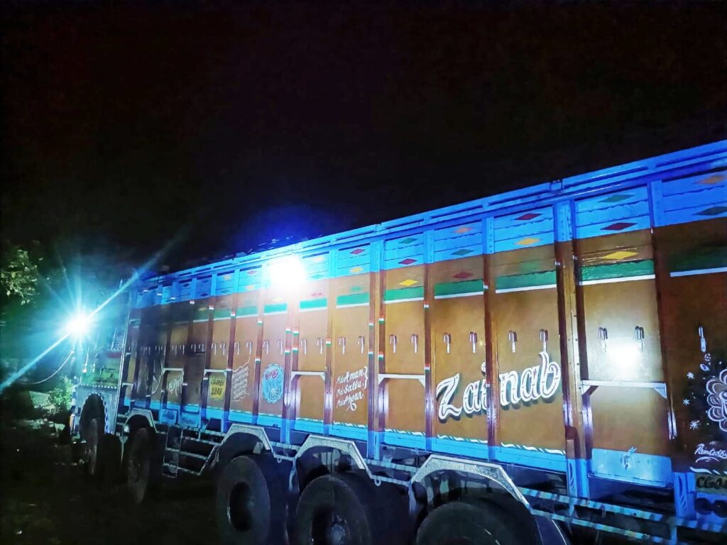 coal smuggling Jharkhand, illegal coal loading truck JCB, Ranchi coal mafia, MCC police raid, झारखंड कोयला तस्करी न्यूज़, मैक्लुस्कीगंज छापेमारी खबर, JCB कोयला लोड