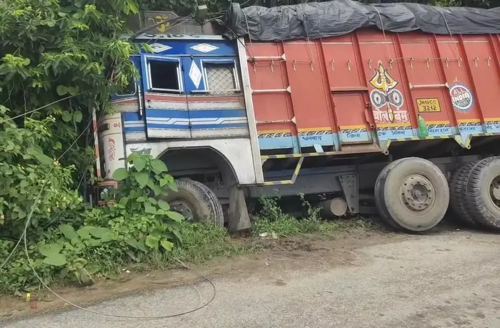 Dhanbad: शहरपुरा में चावल लदा ट्रक हाइटेंशन तार से टकराया