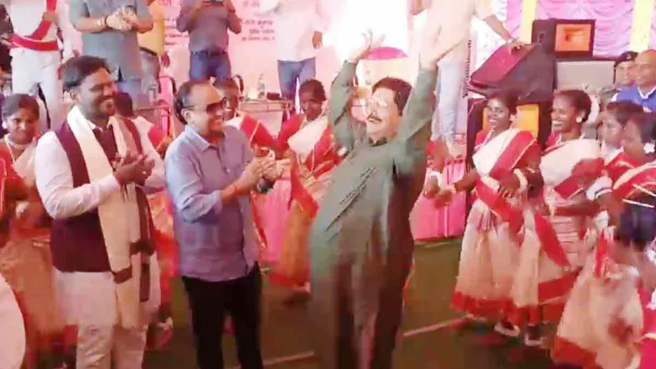 स्वास्थ्य मंत्री और विधायक ‘डम डम डिगा डिगा’ गाने पर नाचे, वीडियो वायरल