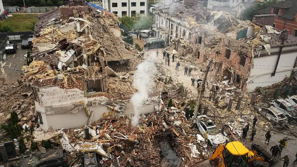 रूस ने यूक्रेन पर 595 ड्रोन और 48 मिसाइलों से बड़ी हवाई हमले किए, इमारतें खंडहर में तब्दील