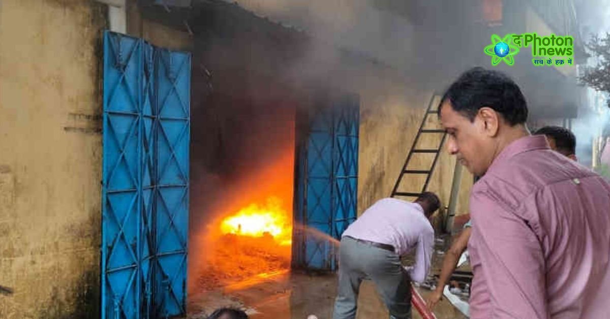 आदित्यपुर की प्लास्टिक ग्लास फैक्ट्री में भीषण आग, करोड़ों का नुकसान हुआ
