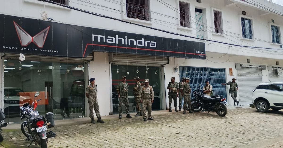 गुमला के महिंद्रा नेक्सजेन शोरूम में एसीबी का छापा, अफरा-तफरी