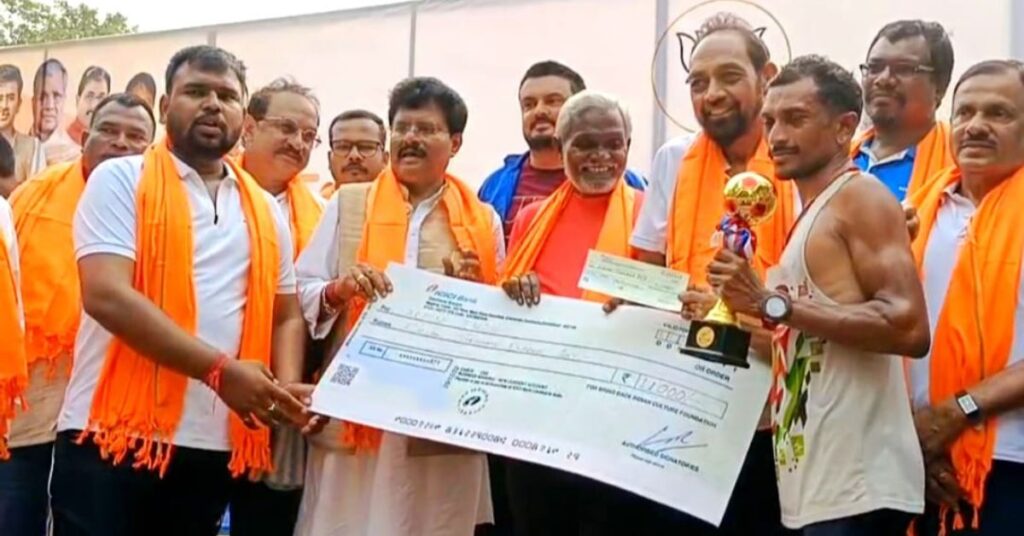 Jamshedpur News : जमशेदपुर के बिष्टुपुर में नमो युवा रन में देश भक्ति के जज्बे के साथ दौड़े युवा, इनाम पा प्रतिभागी गदगद