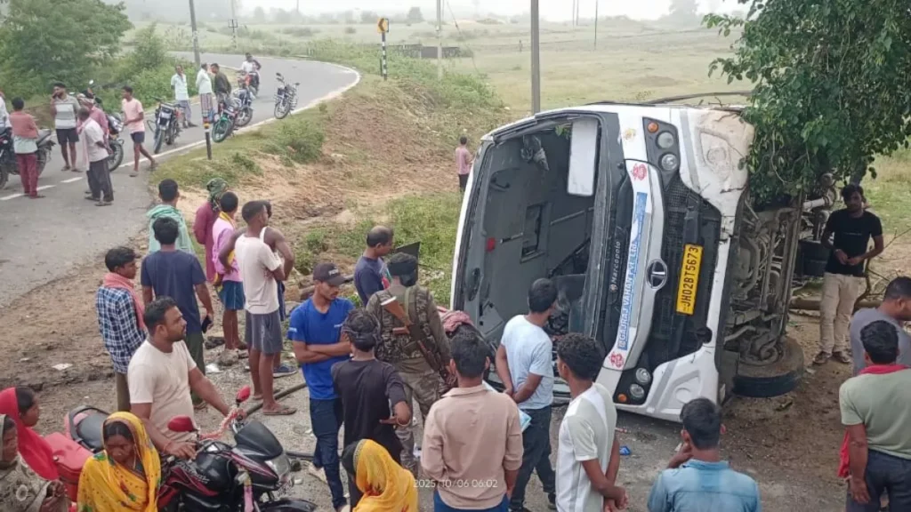 रांची जा रही बस कोडरमा घाटी में दुर्घटनाग्रस्त, दर्जन भर यात्री घायल, तीन की हालत गंभीर