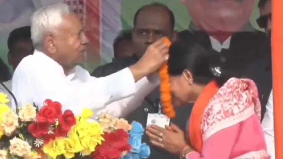 नीतीश कुमार BJP की महिला उम्मीदवार को पहनाने लगे माला तो संजय झा ने रोका, मुख्यमंत्री ने कहा-