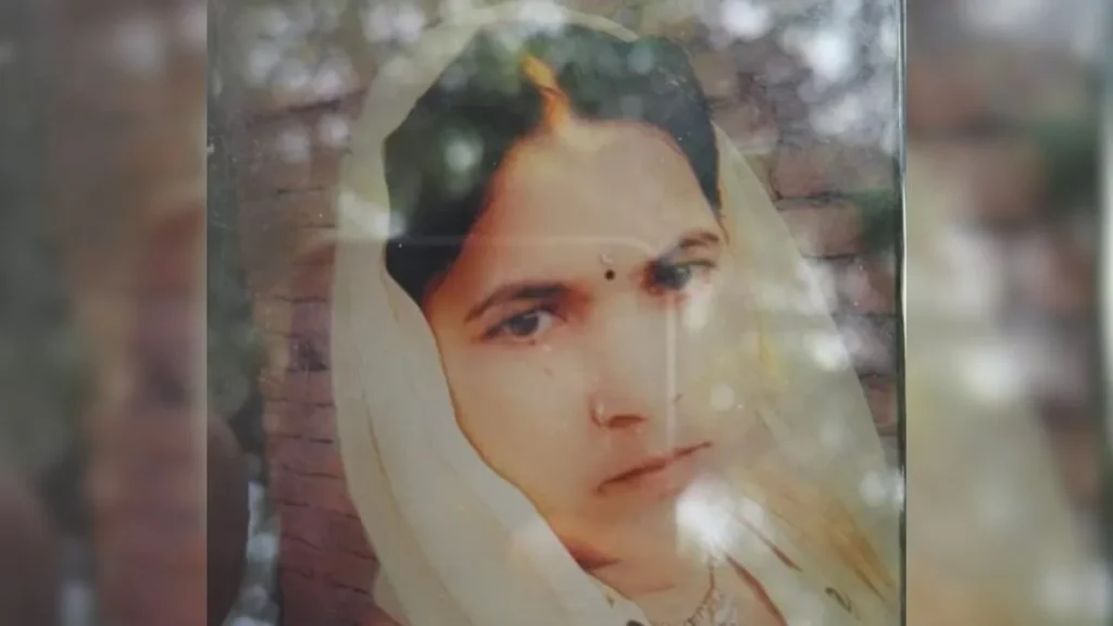 तीसरी शादी के चक्कर में नशेड़ी पति की क्रूरता; पत्नी को जिंदा जलाया, ससुराल वाले फरार