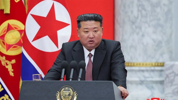 किम जोंग उन का नया फरमान: महिलाओं के ब्रेस्ट इम्प्लांट अब अपराध माने जाएंगे।