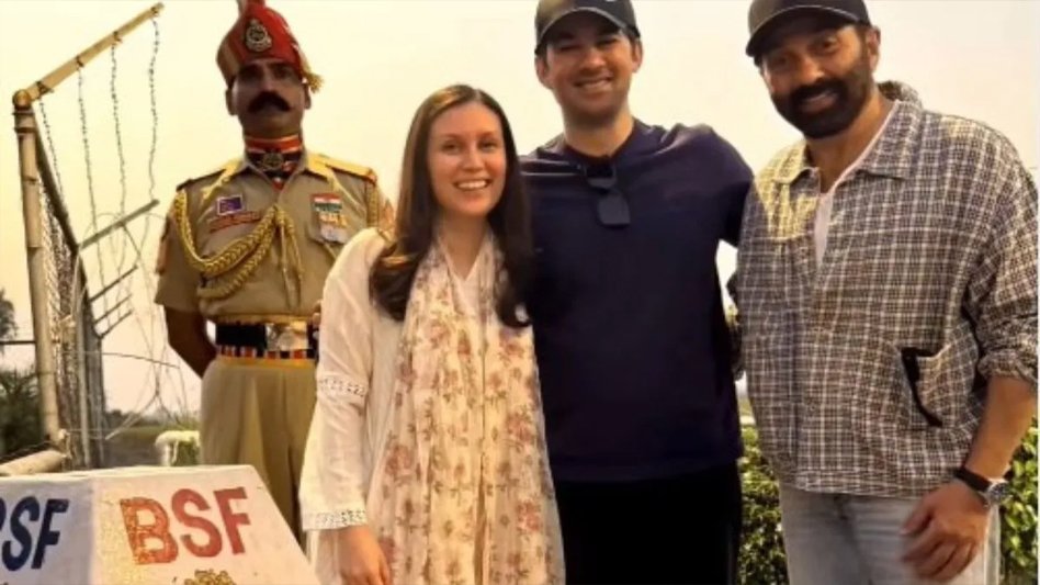 सनी देओल बेटे और बहू के साथ अटारी सीमा पर पहुंचे, वीडियो साझा किया