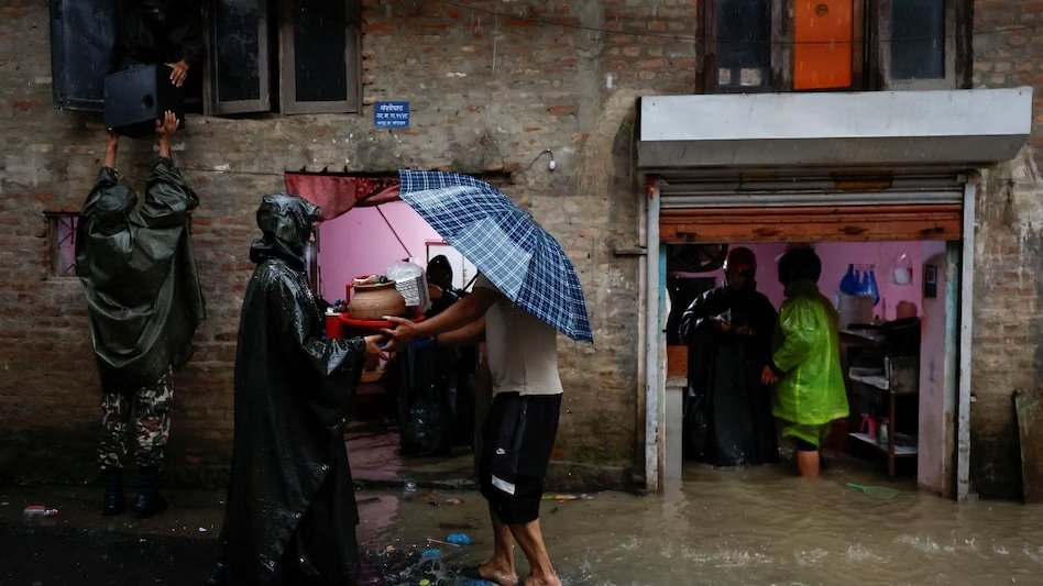 नेपाल में लगातार बारिश से जीवन अस्त-व्यस्त