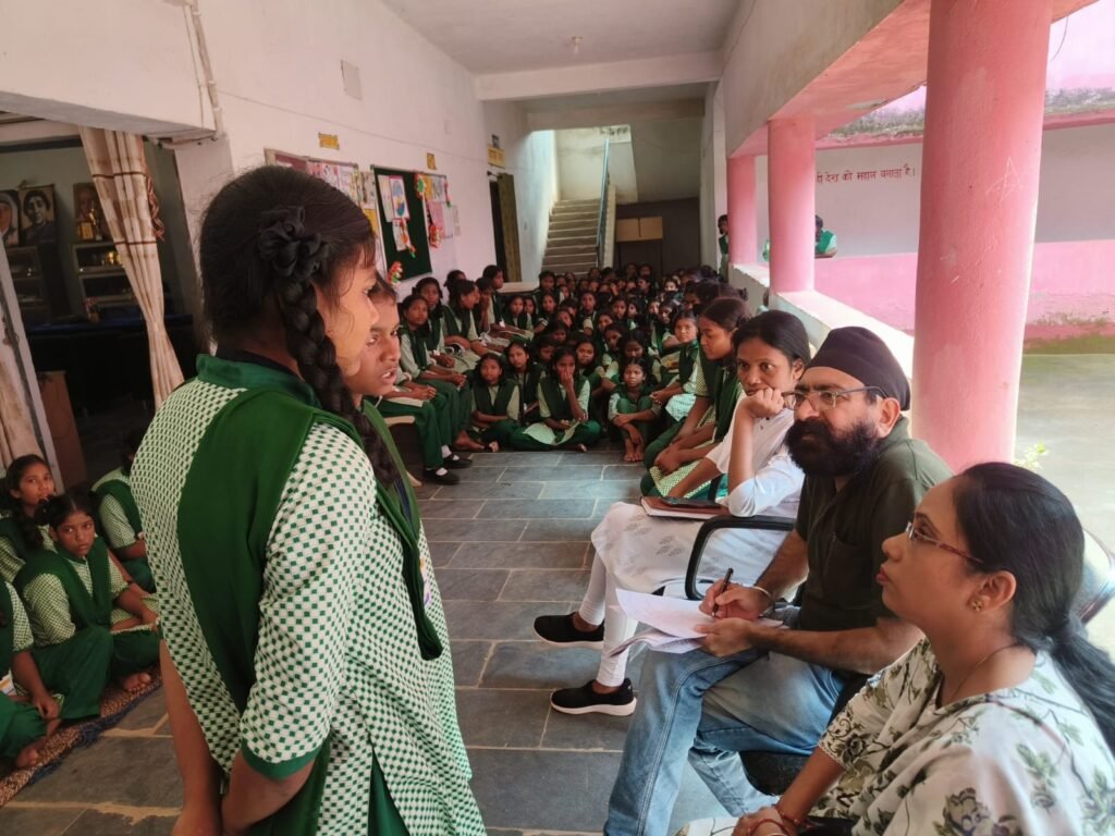 मैडम धुलवाती हैं अंडर गारमेंट! रात में पति आकर है रहते... झारखंड के इस कस्तूरबा विद्यालय की छात्राओंं ने लगाए गंभीर आरोप