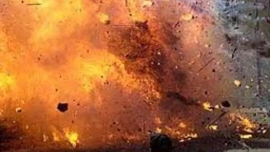 सारंडा जंगल में नक्सलियों का तांडव: आईईडी ब्लास्ट में CRPF इंस्पेक्टर घायल, पुलिया उड़ाई