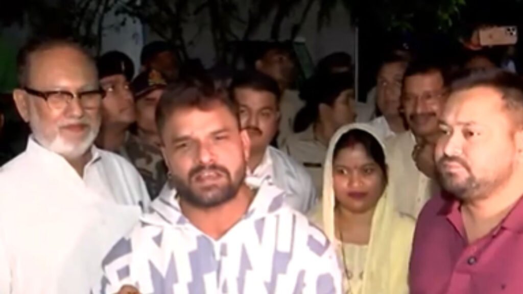 Bihar Election 2025: भोजपुरी सुपरस्टार खेसारी लाल यादव RJD में हुए शामिल, पत्नी चंदा देवी लड़ेंगी चुनाव | bihar election 2025 khesarilal yadav joins rjd with wife chanda devi in presence of tejashwi yadav