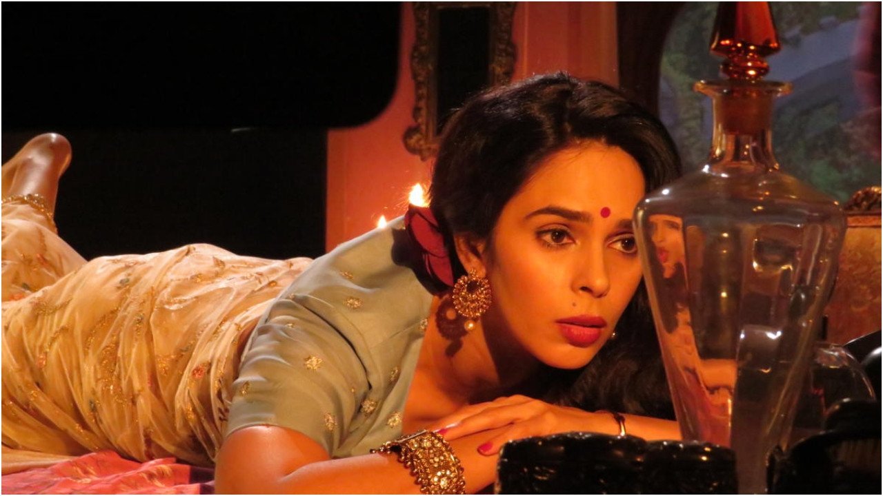 सालों तक छिपाई शादी, माता-पिता को पीछे छोड़कर बनाई बॉलीवुड में पहचान, 49 में भी 25 की लगती हैं यह बोल्ड क्वीन!