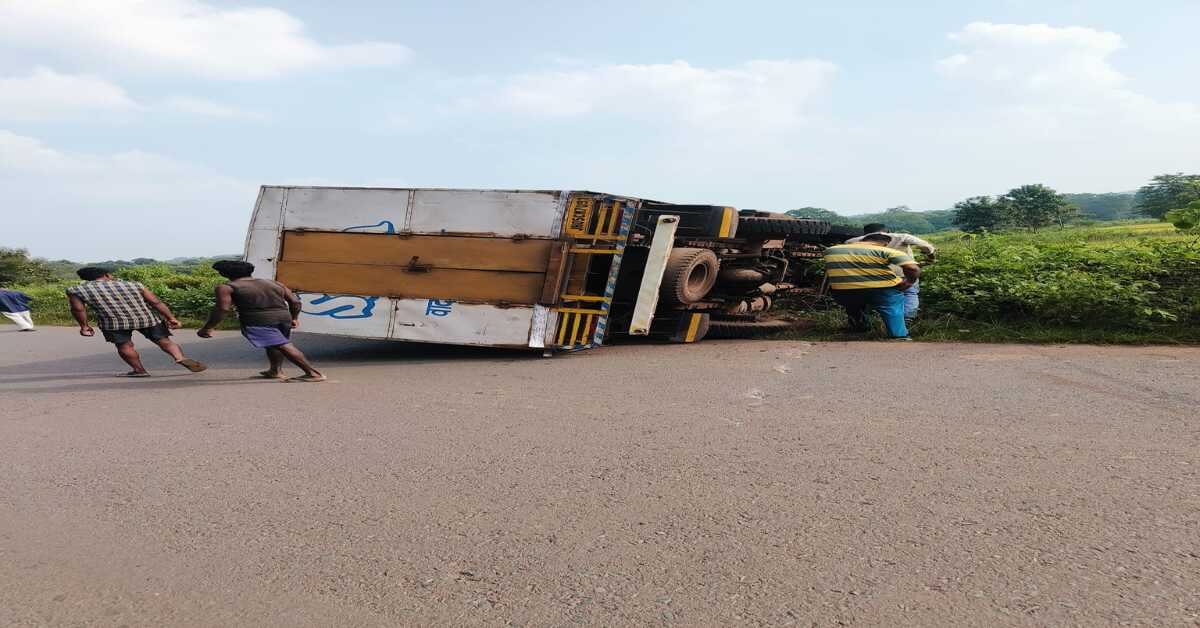 दूध वैन और बाइक के बीच भयानक टक्कर, एक की मौत, दूसरा घायल