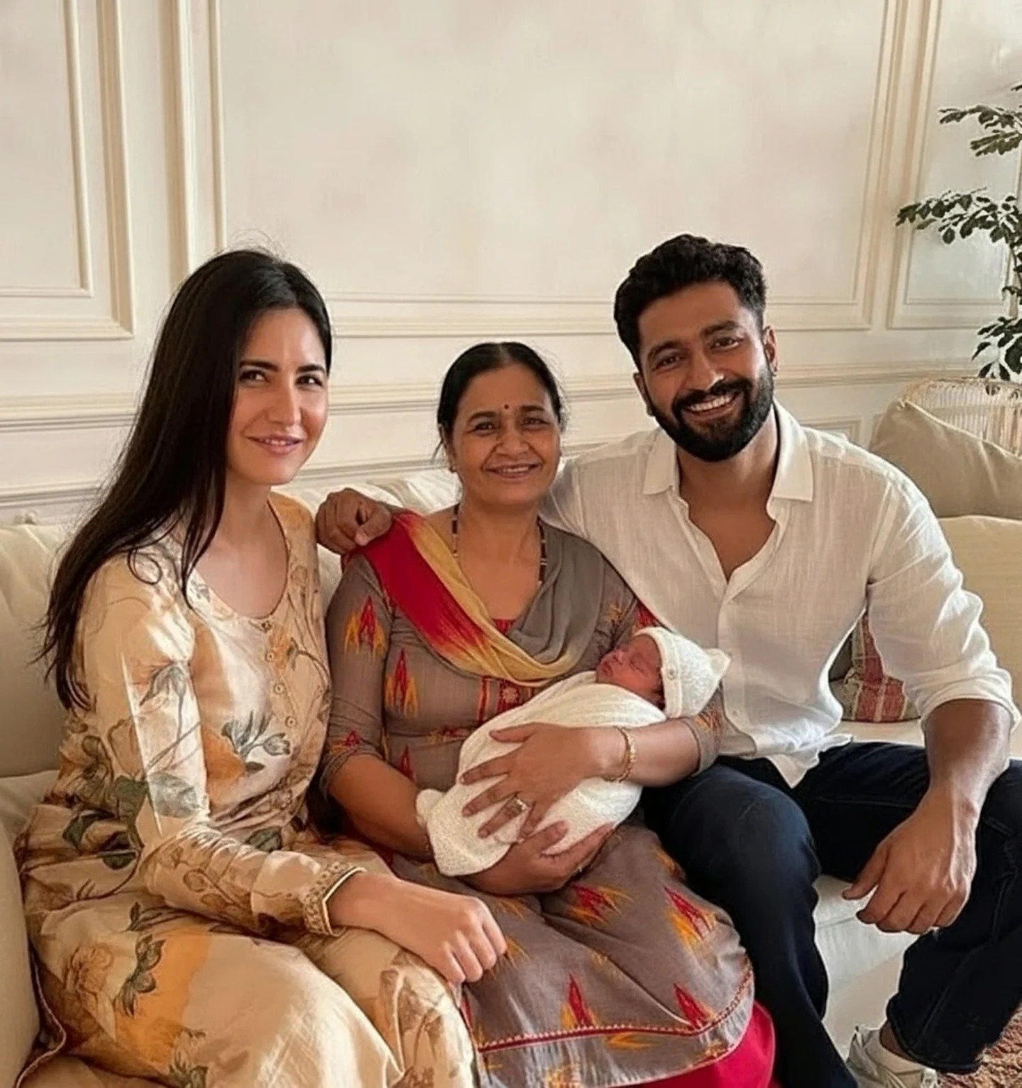 कैटरीना कैफ के बेटे की पहली फोटो वायरल, रंग पर ट्रोलिंग जारी