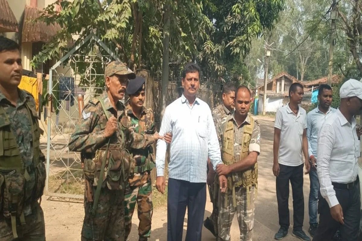 Latehar : जिला परिषद के बड़ा बाबू 65,000 रुपये रिश्वत लेते गिरफ्तार