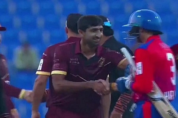 हरभजन सिंह की अबू धाबी लीग में पाकिस्तानी खिलाड़ी से भेंट पर विवाद