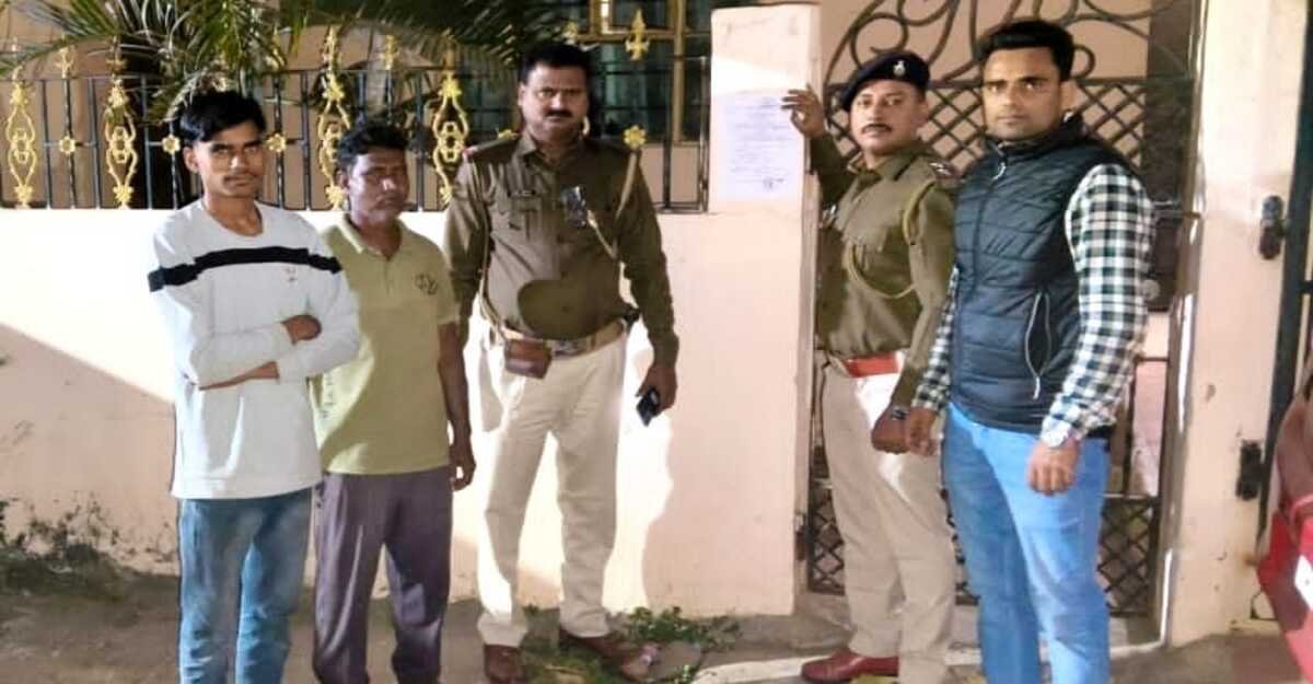 जमशेदपुर में 28 लाख की ठगी के आरोप में फरार आरोपी के घर पर इश्तिहार चस्पा