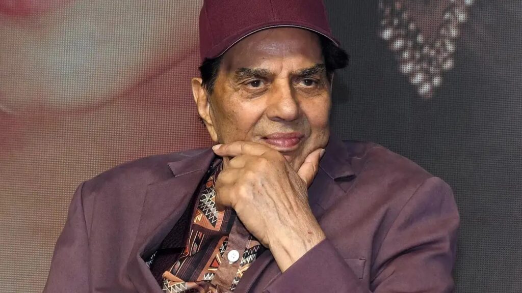 Dharmendra का Ikkis के सेट से आख़िरी वीडियो हुआ वायरल, सबके सामने मांगी थी माफ़ी। लोग हुए भावुक!