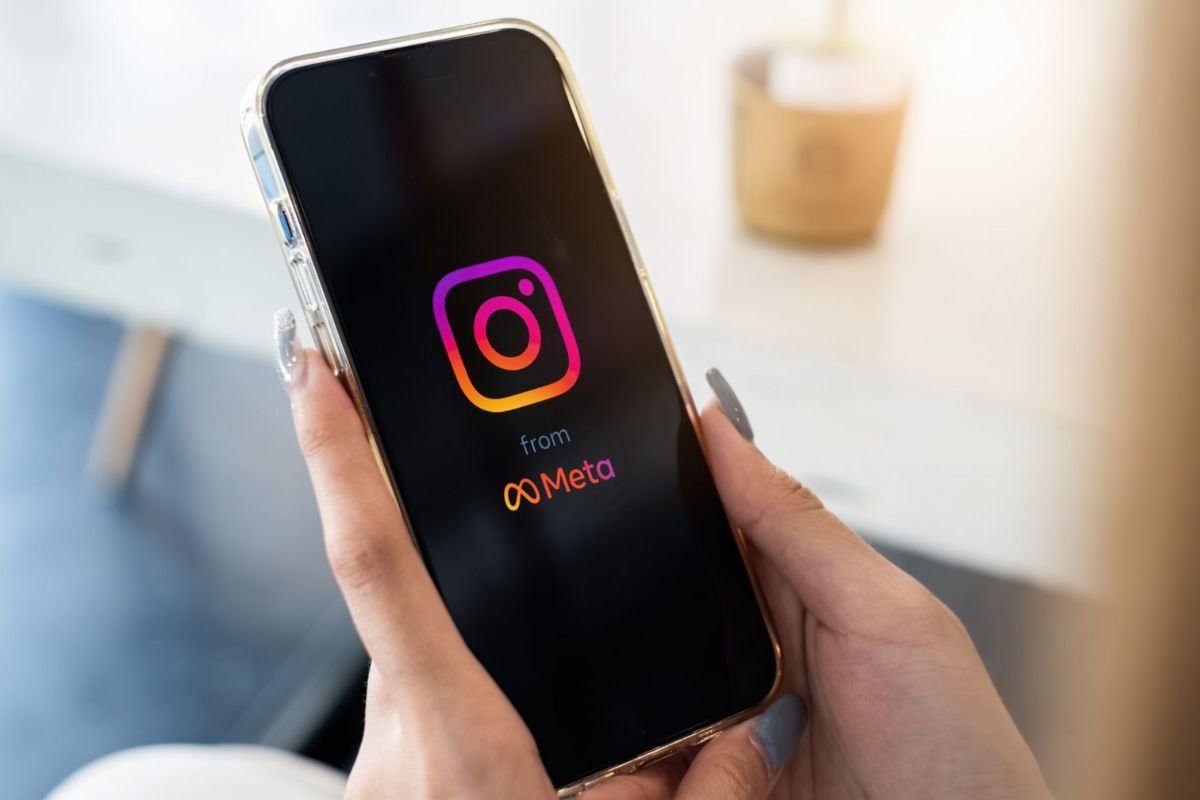 Instagram का उपयोग करने से बैटरी तेजी से खत्म होती है? जानें कारण और समाधान।