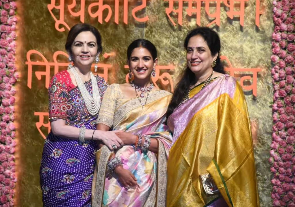 Nita Ambani के Swadesh इवेंट में लगा सितारों का मेला, बड़ी बहू ने लगाई