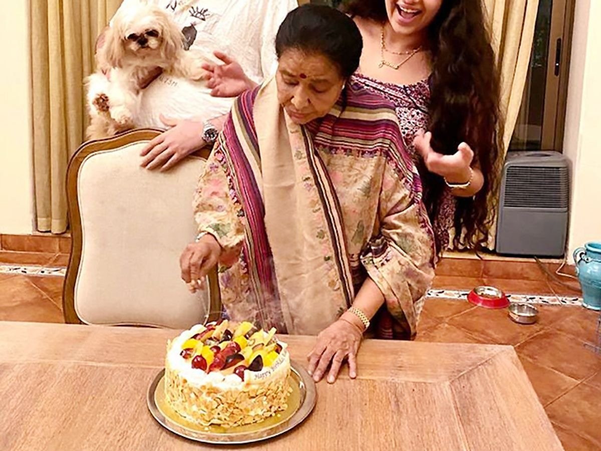 बॉलीवुड सिंगर ने जवान बेटे-बेटी के साथ साझा किया सुखद समय